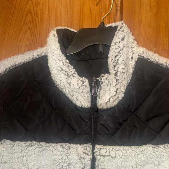 Reversible Cozy Black and White Sherpa Vest - Picture 2 of 6